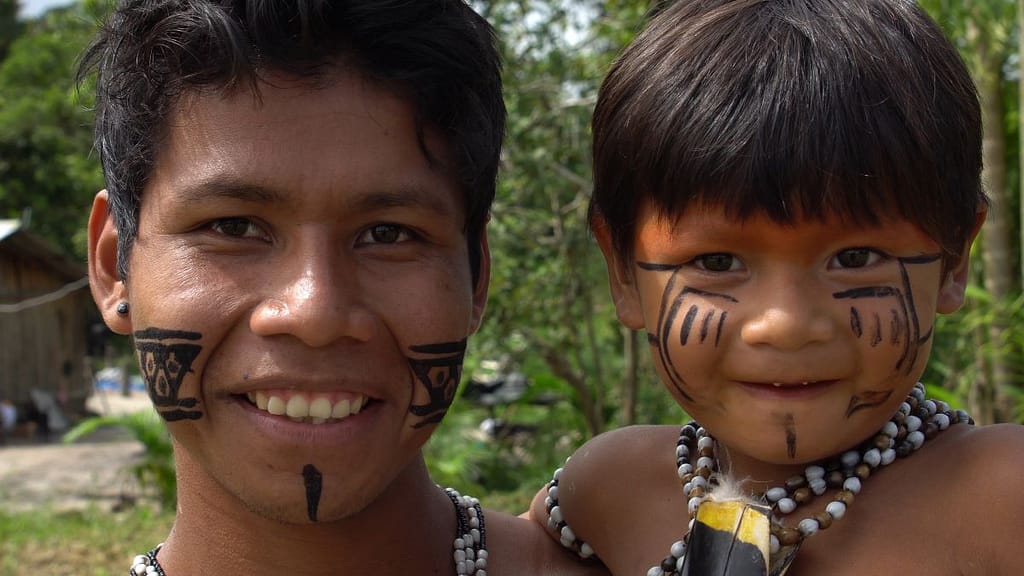 Indigener Lebensstil aus dem Amazonas bildet den Mundraum gesund aus
