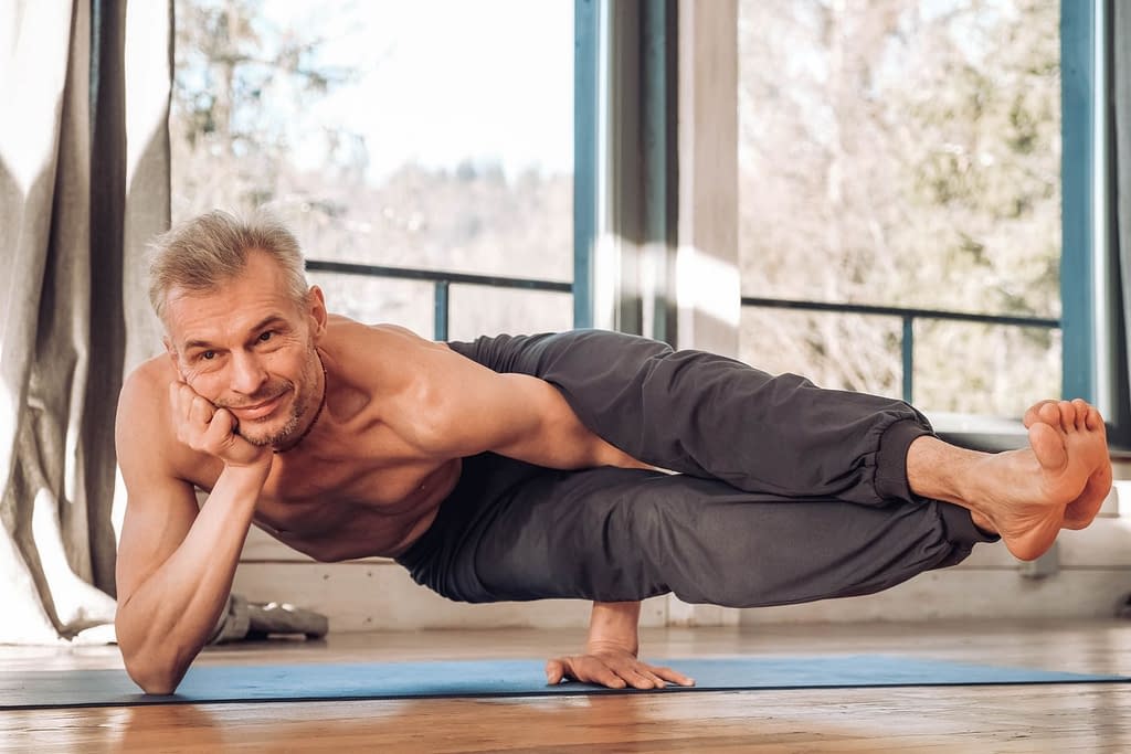 Senior Mann in eine Yoga Stellung - Wie Rolfing Ihr Yoga direkt verbessern kann