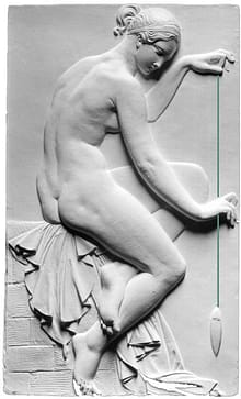 Griechisches Relief mit einer jungen Frau, die ein Lot hält. Diese Lot zeigt die Schwerkraft an, die im Rolfing-Konzept genutzt wird.
