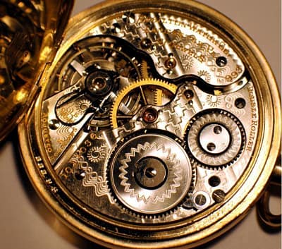 Filigranes Uhrwerk als Sinnbild für einen abgestimmten Körper