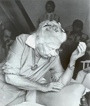 Dr. Ida Rolf behandelt einen Patienten.