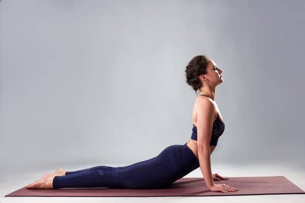 Rolfing Blick auf die Yoga Position Cobra - junge Frau in Yoga Position mit guter Stabilität im Rücken