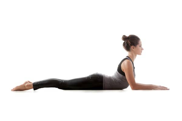 Rolfing Blick auf die Yoga PositionCobra - junge Frau in Yoga Position möglicherweise hyperflexibel
