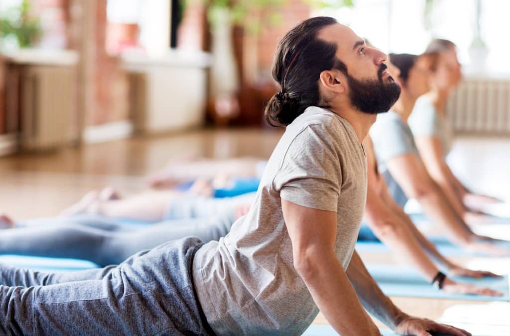 Mann in Yoga Position mit unzureichender Längung im Brustbereich - der Rolfing Blick - Beispiel wie sich die Entwicklung von Yoga und Osteopathie zu Rolfing vollzog  